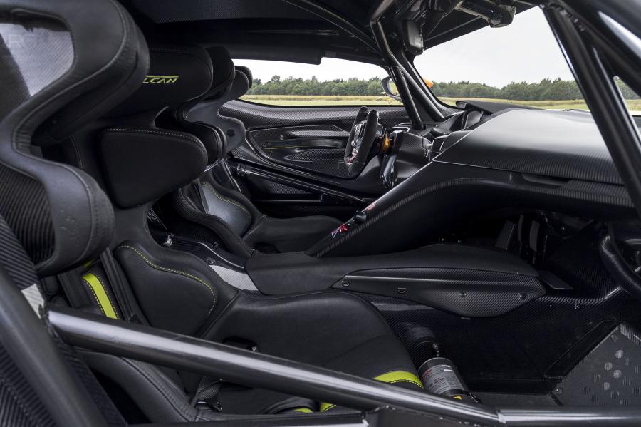 Интерьер Aston Martin Vulcan AMR Pro 2017 года  (фото 18 из 19)